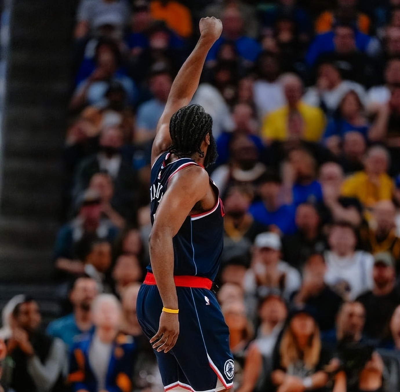 哈登回归赛场，逆转首场状态亮眼，篮网观众沸腾！的简单介绍