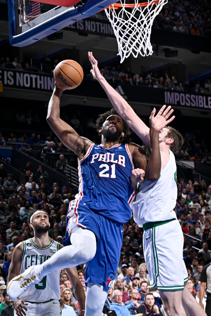 蒂姆巅峰对决，字母哥与50激战拜仁分钟，出色防守胜负难料！的简单介绍